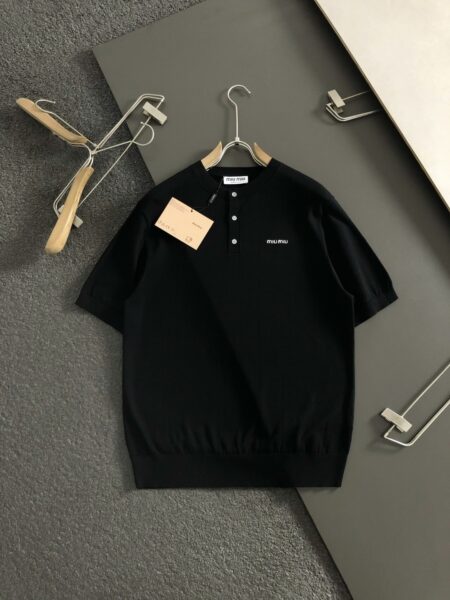[미우미우] 로고 자수 코튼 폴로 셔츠