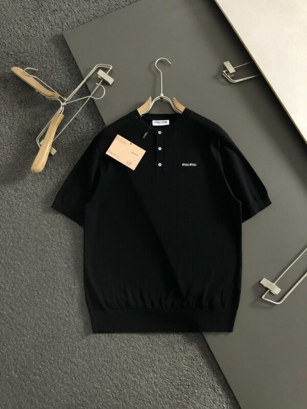 [미우미우] 로고 자수 코튼 폴로 셔츠