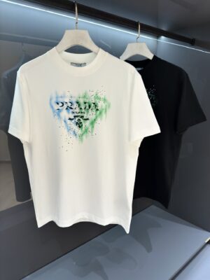 [프라다] 스프레이 페인트 로고 티셔츠 (2 COLORS)