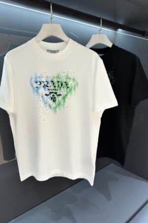 [프라다] 스프레이 페인트 로고 티셔츠 (2 COLORS)