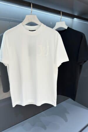 [루이비통] 엠보스드 모노그램 플라워 티셔츠 (2 COLORS)