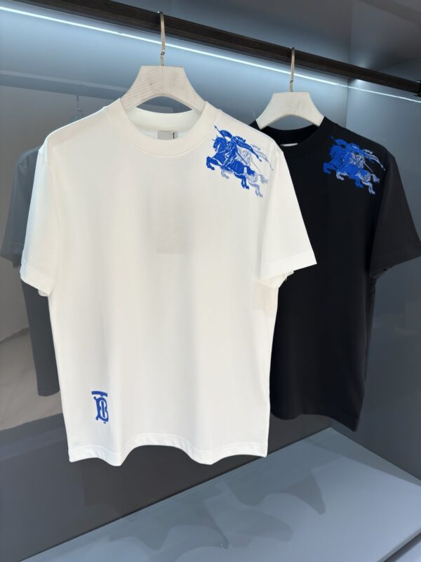 [버버리] EKD 자수 로고 코튼 반팔 티셔츠 (2 COLORS)