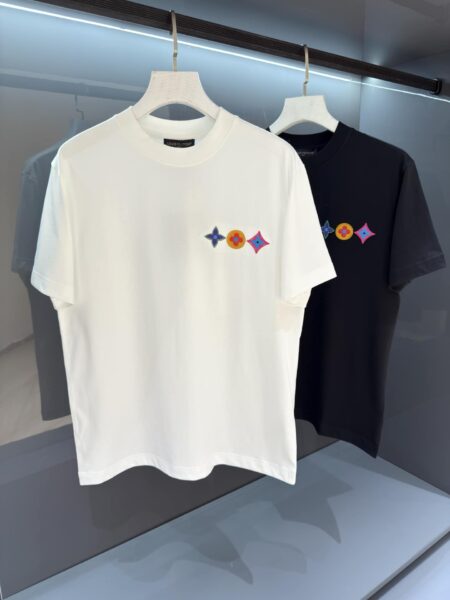 [루이비통] 모노그램 플라워 자수 로고 반팔 티셔츠 (2 COLORS)