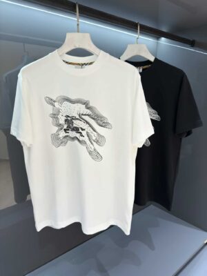 [버버리] 옵티컬 EKD 로고 프린트 코튼 반팔 티셔츠 (2 COLORS)