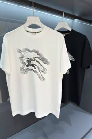 [버버리] 옵티컬 EKD 로고 프린트 코튼 반팔 티셔츠 (2 COLORS)