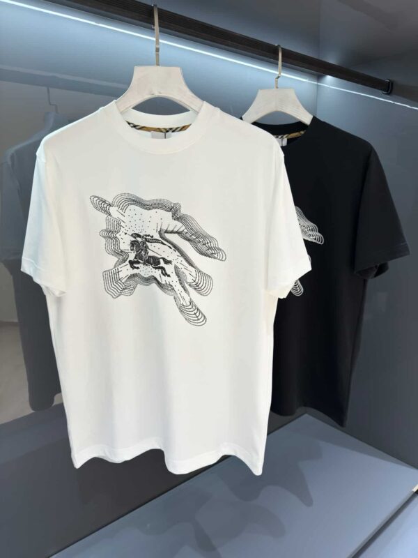 [버버리] 옵티컬 EKD 로고 프린트 코튼 반팔 티셔츠 (2 COLORS)