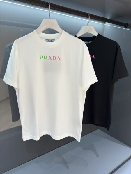 [프라다] 그라데이션 로고 프린트 코튼 반팔 티셔츠 (2 COLORS)