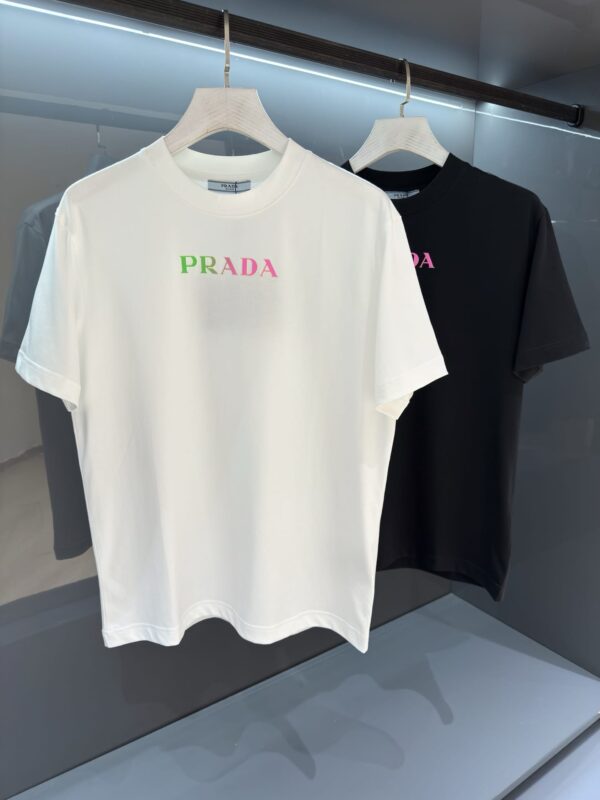 [프라다] 그라데이션 로고 프린트 코튼 반팔 티셔츠 (2 COLORS)