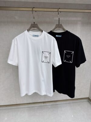 [프라다] 심볼 로고 자수 코튼 반팔 티셔츠 (2 COLORS)