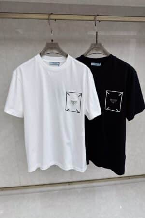 [프라다] 심볼 로고 자수 코튼 반팔 티셔츠 (2 COLORS)