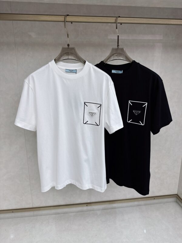 [프라다] 심볼 로고 자수 코튼 반팔 티셔츠 (2 COLORS)