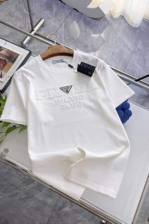 [프라다] 엠보싱 & 아플리케 로고 코튼 반팔 티셔츠