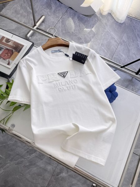[프라다] 엠보싱 & 아플리케 로고 코튼 반팔 티셔츠