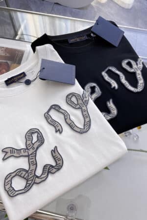 [루이비통] 리본 자수 로고 코튼 반팔 티셔츠 (2 COLORS)