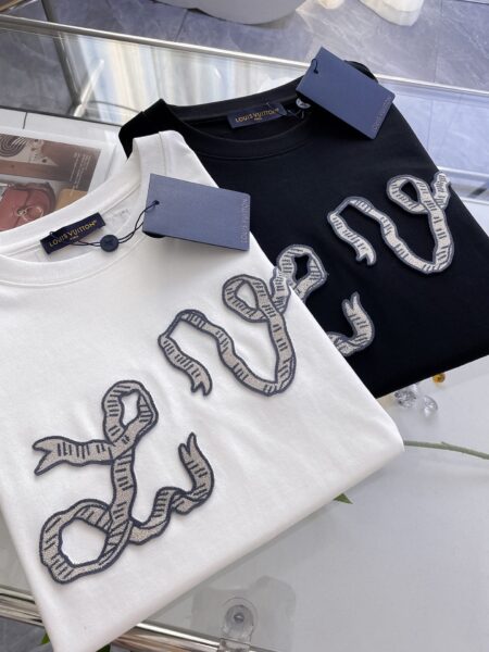 [루이비통] 리본 자수 로고 코튼 반팔 티셔츠 (2 COLORS)