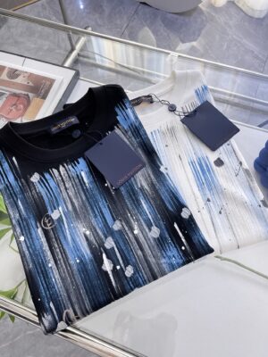 [루이비통] LV 모노그램 그라데이션 장식 로고 티셔츠 (2 COLORS)