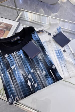 [루이비통] LV 모노그램 그라데이션 장식 로고 티셔츠 (2 COLORS)