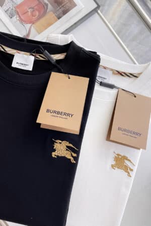 [버버리] 체크 패치 EKD 자수 로고 코튼 티셔츠 (2 COLORS)