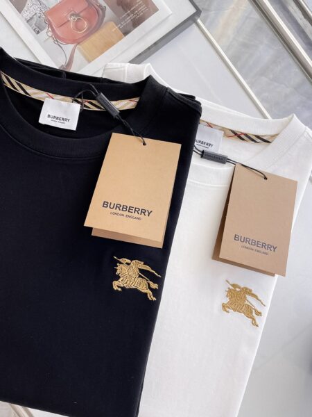 [버버리] 체크 패치 EKD 자수 로고 코튼 티셔츠 (2 COLORS)