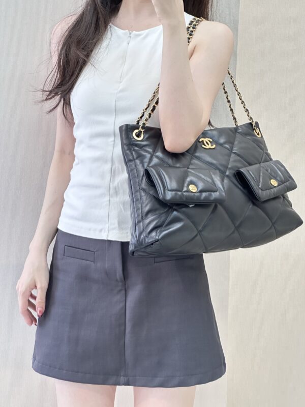 [샤넬] 25K 시즌 신상 램스킨 호보백 AS5740