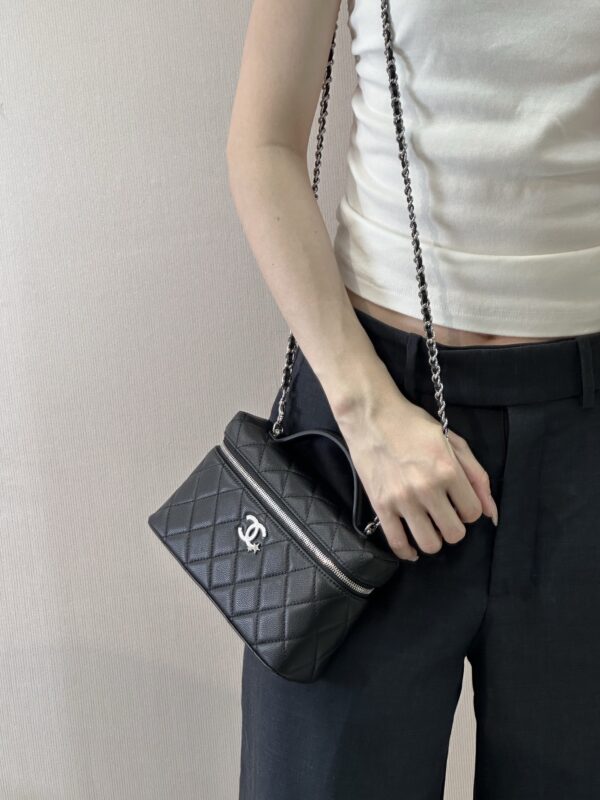 [샤넬] 25B 시즌 신상 LP 스타 로고 런치박스백 AS4854 (5 COLOR)