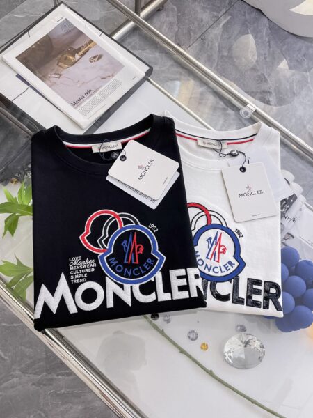 [몽클레어] 플록 로고 아플리케 반팔 티셔츠 (2 COLORS)