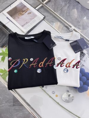 [프라다] 빌리아즈 자수 코튼 티셔츠 (2 COLORS)