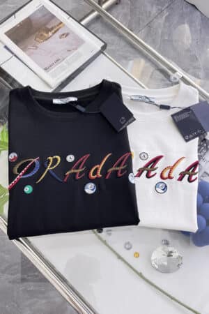 [프라다] 빌리아즈 자수 코튼 티셔츠 (2 COLORS)