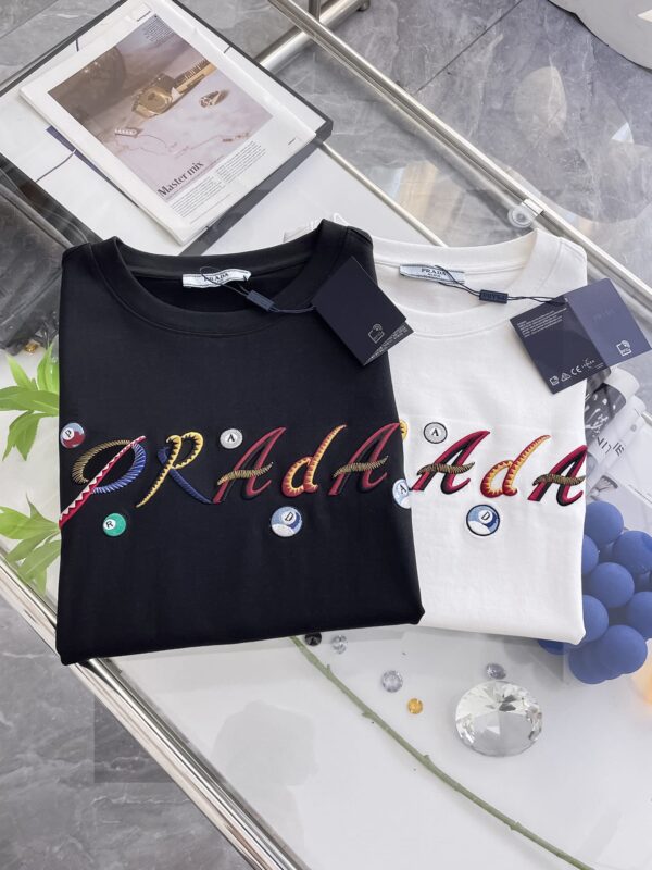 [프라다] 빌리아즈 자수 코튼 티셔츠 (2 COLORS)