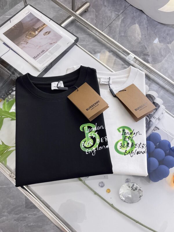 [버버리] 드로운 아트워크 코튼 티셔츠 (2 COLORS)