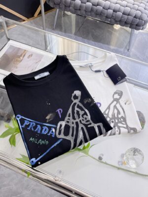 [프라다] 트래블 그래픽 코튼 티셔츠 (2 COLORS)