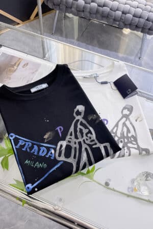 [프라다] 트래블 그래픽 코튼 티셔츠 (2 COLORS)