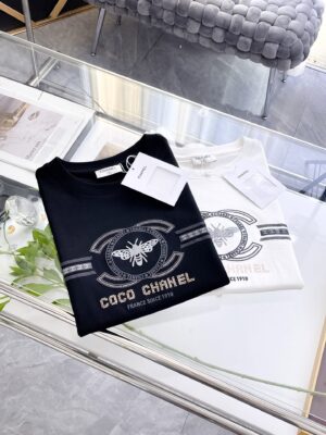 [샤넬] 프랑스 1910년부터 벌 크리스탈 로고 티셔츠 (2 COLORS)