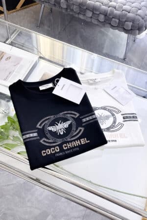 [샤넬] 프랑스 1910년부터 벌 크리스탈 로고 티셔츠 (2 COLORS)