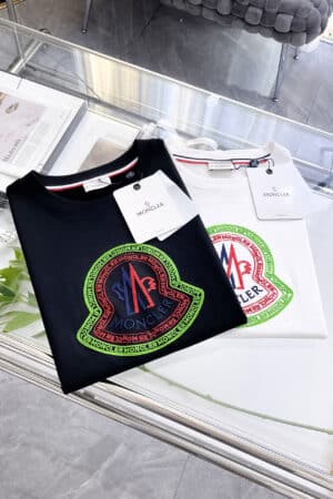 [몽클레어] 아웃라인 로고 자수 티셔츠 (2 COLORS)