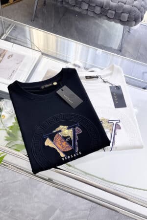 [베르사체] 메두사 V 로고 자수 티셔츠 (2 COLORS)