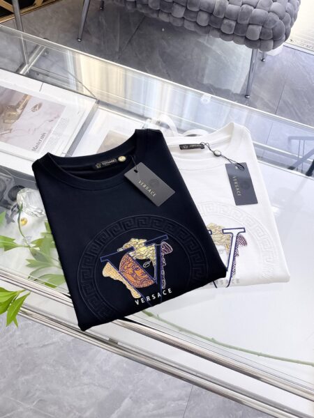 [베르사체] 메두사 V 로고 자수 티셔츠 (2 COLORS)