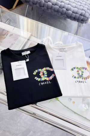 [샤넬] 크루즈 브러시 스트로크 더블 C 로고 티셔츠 (2 COLORS)