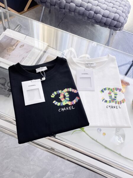 [샤넬] 크루즈 브러시 스트로크 더블 C 로고 티셔츠 (2 COLORS)