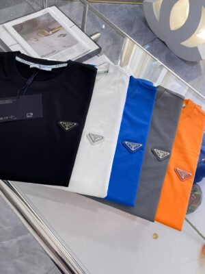 [프라다] 에나멜 메탈 트라이앵글 로고 코튼 티셔츠 (5 COLORS)