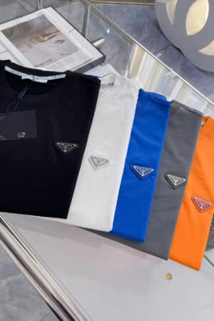 [프라다] 에나멜 메탈 트라이앵글 로고 코튼 티셔츠 (5 COLORS)
