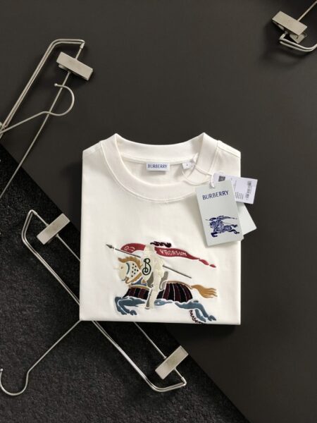 [버버리] EKD 로고 코튼 티셔츠