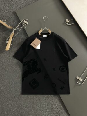 [버버리] 올오버 로고 프린트 코튼 티셔츠 - 블랙