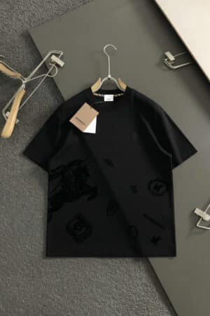 [버버리] 올오버 로고 프린트 코튼 티셔츠 - 블랙