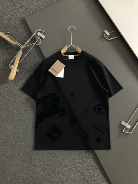 [버버리] 올오버 로고 프린트 코튼 티셔츠 - 블랙