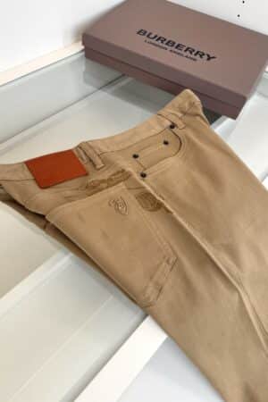 [버버리] 기사 로고 자수 카키 팬츠