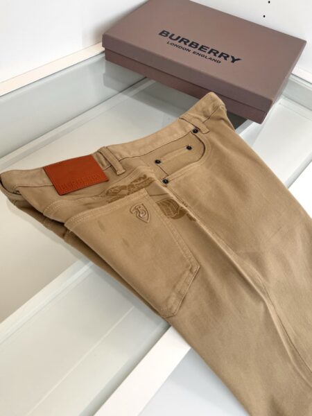 [버버리] 기사 로고 자수 카키 팬츠