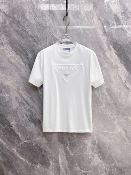 [프라다] 엠보스드 로고 코튼 티셔츠 (2 COLORS)