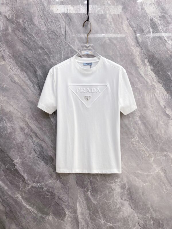 [프라다] 엠보스드 로고 코튼 티셔츠 (2 COLORS)