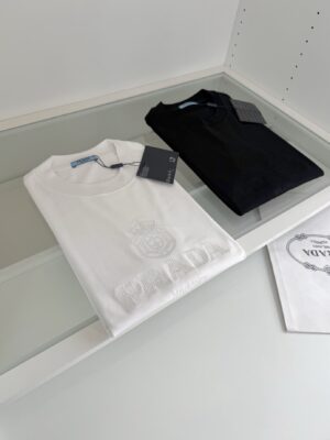 [프라다] 엠보스드 실리콘 로고 블랙 코튼 티셔츠 (2 COLORS)